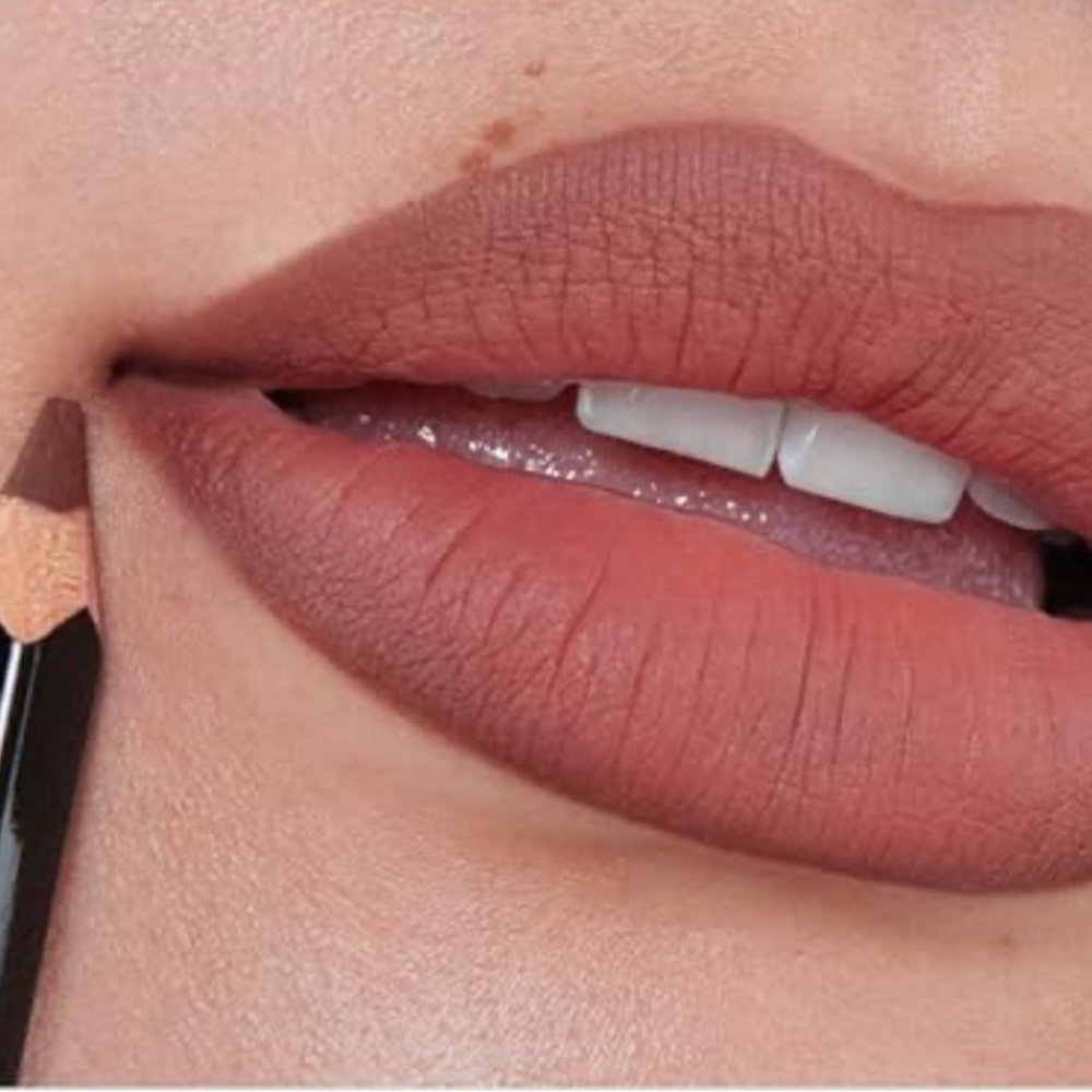 ♣️💋Sandstone Anastasia Beverly Hills Liner